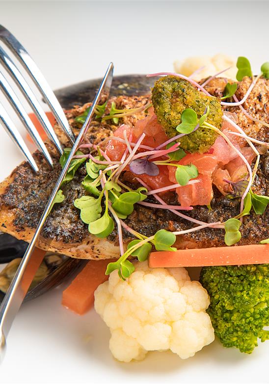 Cena elegante para tentar las papilas gustativas